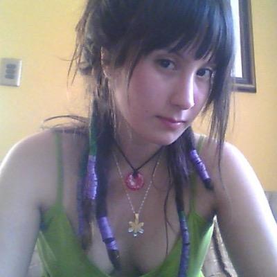 ..34 años. TerapiaOcupacional, amante de los animales y del futbol. Me creo artista 🙄 y como aceitunas por montón. Adicta a la Gloriosa Universidad de Chile..✿