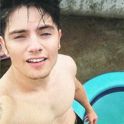 Amar pode ter certeza, não tem nada a ver com dinheiro,amar é coisa de pele,e quando pega não tem jeito..isso que é amor,o resto é conversa,te amo @chris_leao ♥