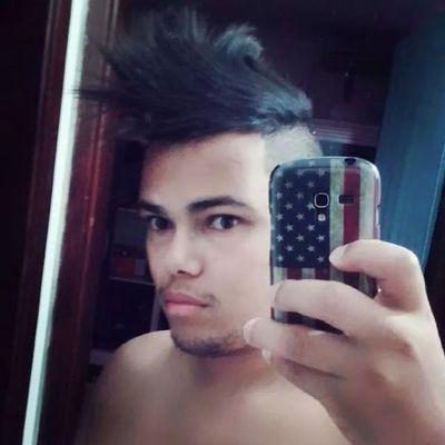 Sou só mais alguém pensando no que ser.
Já mudei varias vezes de opção.
Entre ser ou não ser.
Ir ou não Ir.
Gostar ou odiar.
