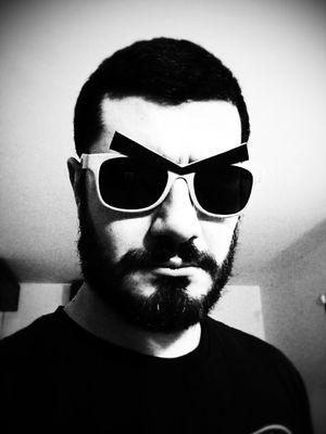 Freelance Bass Player &
Retrogamer Lover