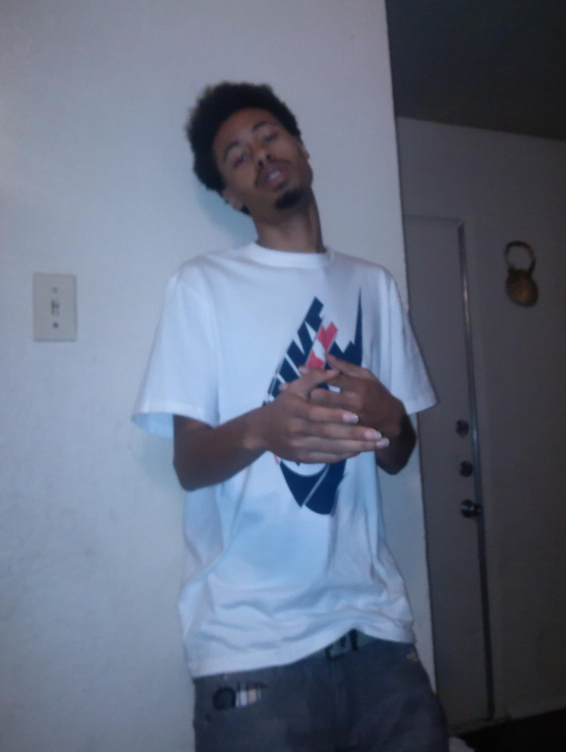 Aint playin wit dese rookies......
Like to fight and smoke reefa......SUPA!!!!!!