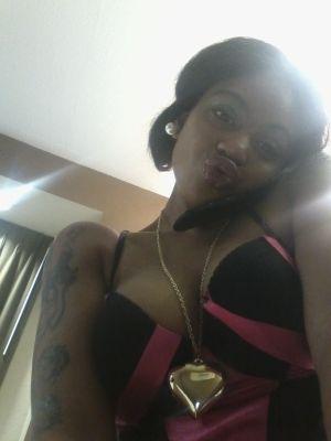 im light skin im a bad bitch i get that money 
 Im just that bitch 
Im a rapper