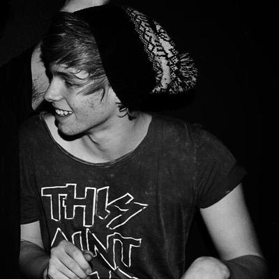 free follow from @thriftymuke (: go follow her ily