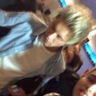 please follow @vlogziall as she gave you this free follow !! also, i hope you have a happy new year ilysm!