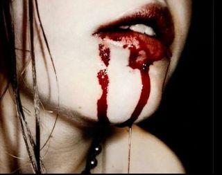 G o r d a .
|SOSA Y RARA como definición.|     
NO PAIN NO GAIN!  Sangre, labios con sangre.