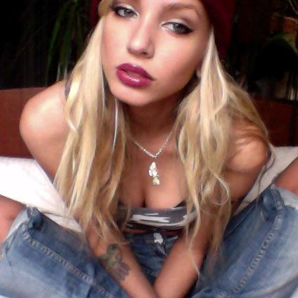 AmyRielle_'s profile picture. 666 FILTH & GLITTER & BASS 420 the only true Hippie in the Modelindustry 🖤eigentlich eine Oma in einem jungen Körper