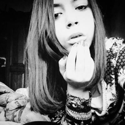 salut , j'm'appelle Laura . j'ai 14 ans et j'habite en belgique . je suis fan de 1D comme bc des gens sur twitter ... ❤️ #HNLLZ❤️Insta: Petite_licorne03
