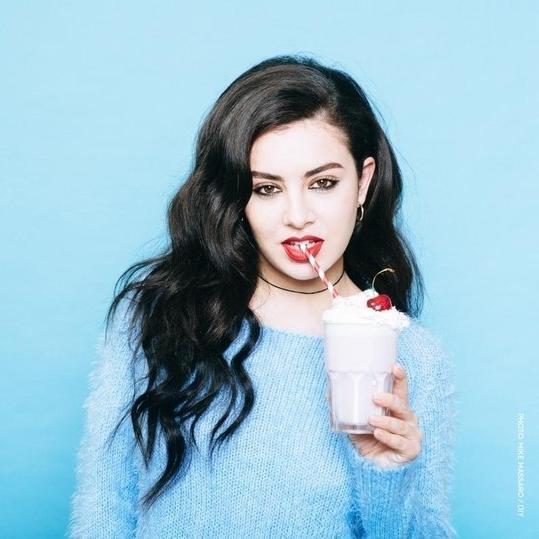 Atualizações de vendas sobre a cantora Charli XCX