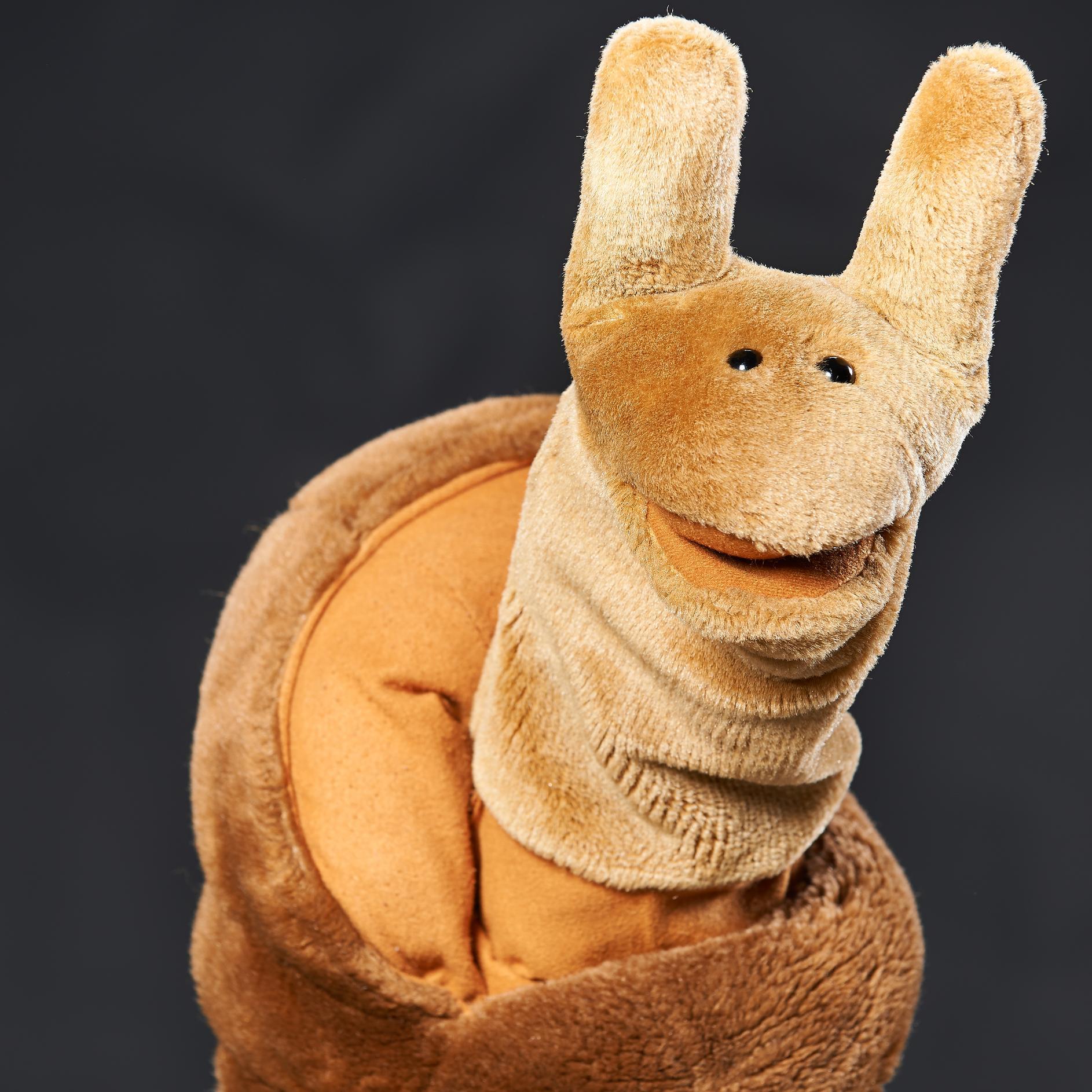 Wir sind ein mobiles Figurentheater und spielen für Kinder und Erwachsenen anspruchsvolles Theater. Wir spielen Theater in fast jedem Westeuropäischen- Land.