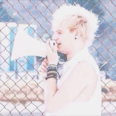 I bang Michael more times than he dyes his hair♚
5sos卌
mgc