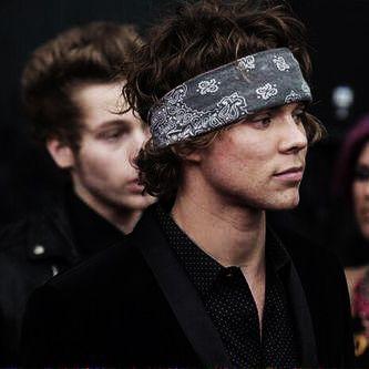 Conta de divulgação da fic Close as Strangers, com Ashton Irwin. Espero que gostem.
