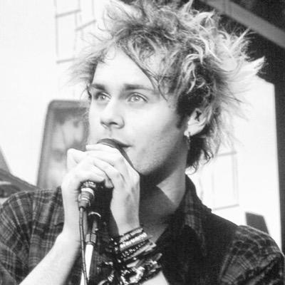 PLEASE FOLLOW @5sos_ewokalps she follows back I promise