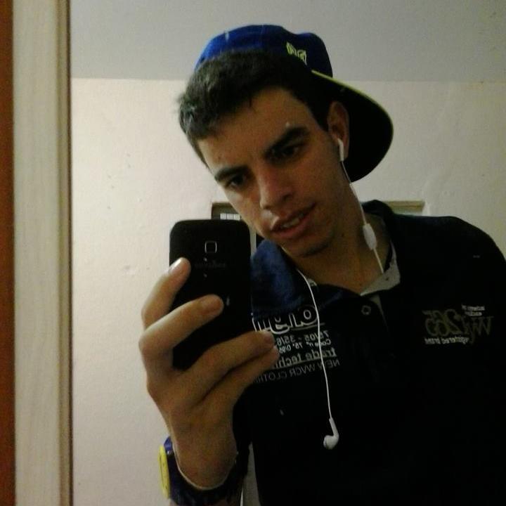 um otimo garoto q vive a vida se divertindo com os colegas em eventos marcantes