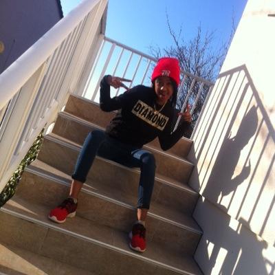 salut moi c'est Serenalovers j'ai 13ans.gasy/brezilienne/indienne.Follow moi vous serez pas deçus. vous m'aimez déjâ wech.