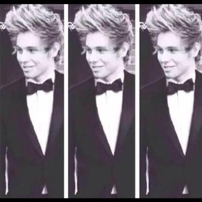I love Luke Hemmings more than you.