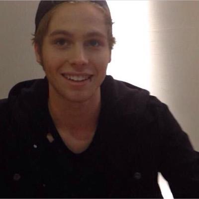 Here's a free follow for you! Please follow @irwinilicious and @5sosFamXx2 ! Have a wonderful day! ❤️