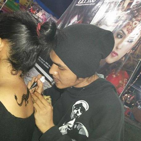 lebih baik diam..
daripada banyak bicara tp semuanya  hanya omonk kosong   ...
