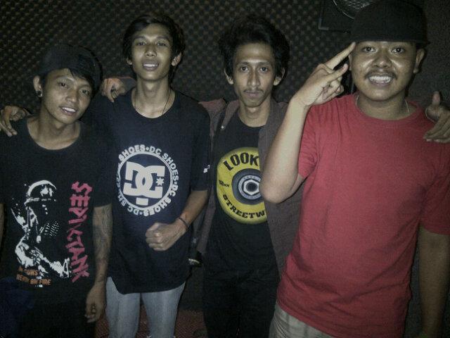 Official twitter of Force freeday | PUNKROCK members : VOCAL @ARDI_FFD BASS @rickyada_m GUITARS @tomy_kuro DRUMS @irvanismiawan CP : 081212767903|pin : 56A0E7C4