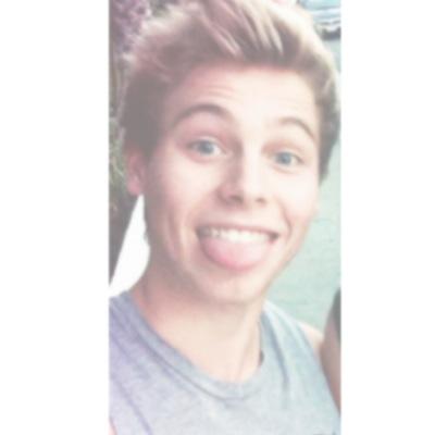 FandomFollowsx's profile picture. I gave you a free follow, so can you return the favor and follow @MashtonsGigglex ? They're amazing and I think they deserve more followers.