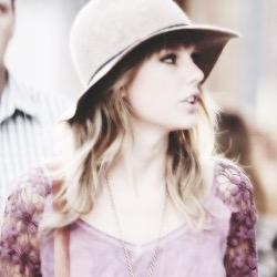 Supporting my idol and biggest inspiration @taylorswift13