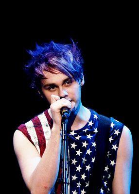 5SOS                                                                                                                          無言followすいません