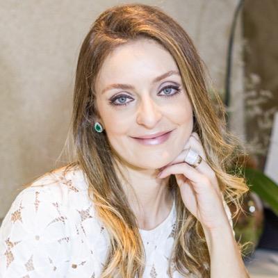 Dra. Paula Chicralla é dermatologista membro da SBD, SBCD e AAD.
