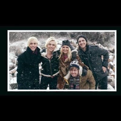I love R5 and austin and ally there my life love the #r5family