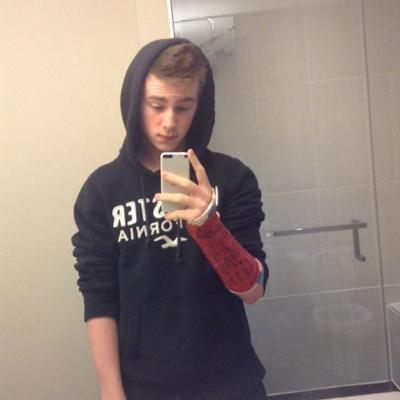 My name is ducky and I play hockey and I like food:)