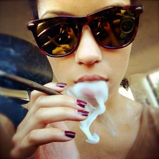 Deletes the smoke of the gun, the gun
Manda smoke pipe nut
Lights, pulls, holds, is
Indio that Pipe, Indio to do smoke
