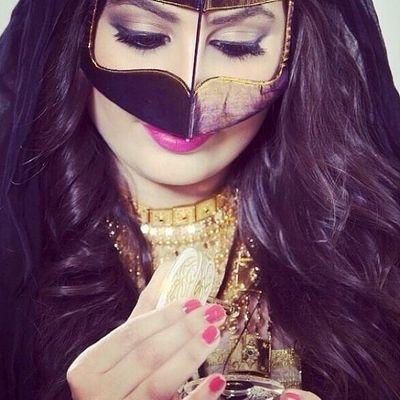 ‏‏مـا دخلـت النـت ادور للحمـيـه
او ادور من يحـن ومـن يواسـي 

ومـا ادور لا حبيـب ولا خـويـه
الشرف ستري وثوبي مـع لباسـي