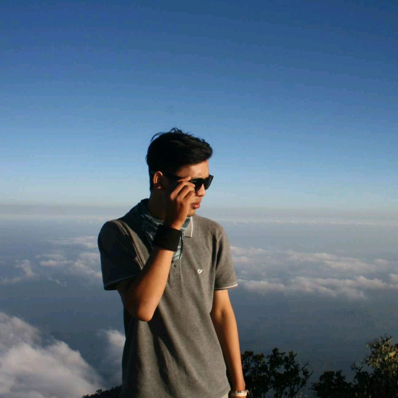 Berdiri di atas awan