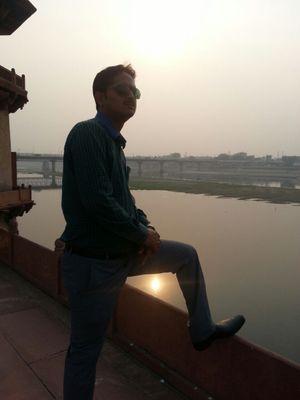 मेरे बारे में कोई राय मत कायम करना, मेरा वक़्त बदलेगा तुम्हारी राय बदलेगी.  मैं सहारा ग्रुप के साथ जुड़ा हुआ एक छोटा सा पत्रकार।