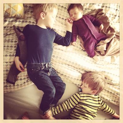 Alltag einer Mutter mit zwei kleinen Feuerwehrmännern und einer Prinzessin