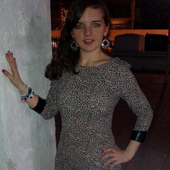 Soy rumana, tengo 18 años . 
Nací el 16 de Octubre 1996.