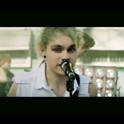 Can you please follow @vampireftnialI and not this acc?