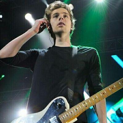 Free follow from @messyxmashton.  RT the link below for a follow back!