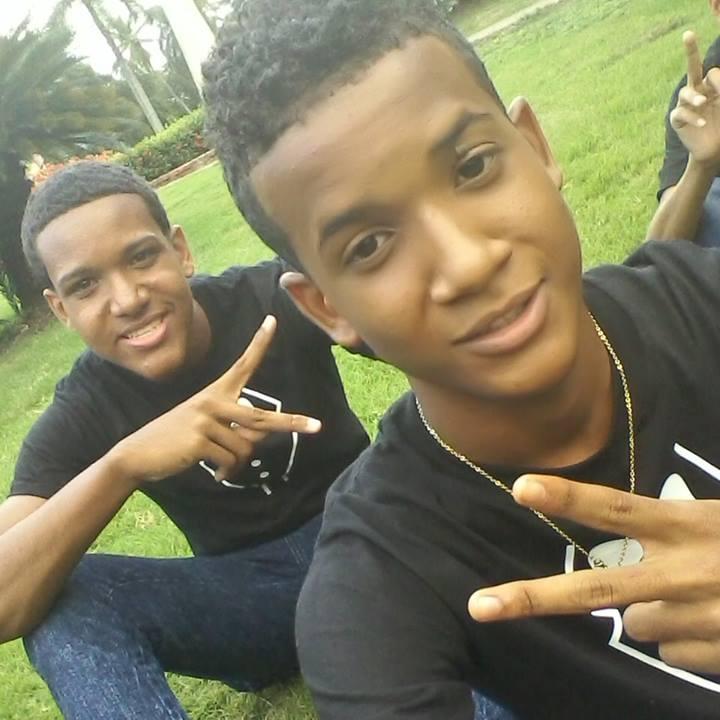 Daniel_SWQ's profile picture. Si Adán por Eva se comió una manzana, yo por ti me como la frutería entera.