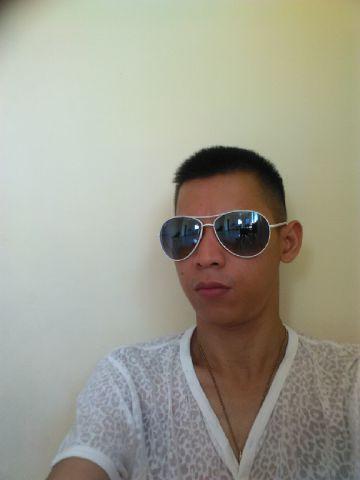 Hii ladies and fellas what cha gonna know bout me? just tweet me im gonna tweet you back.. thanks