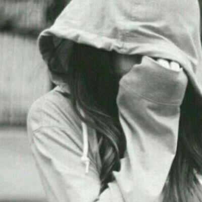 لم أتخيّل أن يصل الأمر يوماً إلى الحد الذي يجعلني أرغب بالحديث ولا أستطيع كنت أعتقد دوماً بأن الكلام بسيط حتى مات في داخلي كثيراً من الأشياء قبل أن أبوح بها .