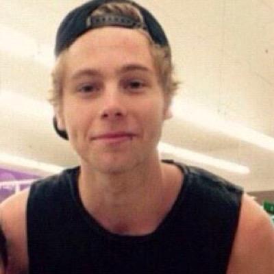 please go follow @GODAMNCLlFFORD she follows back!!!!!