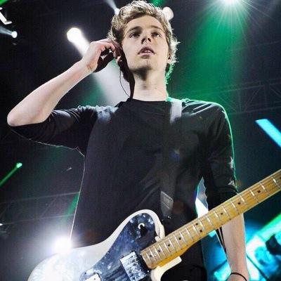 all you could ever want to know about 4 aussie lads who call themselves 5 seconds of zummer
