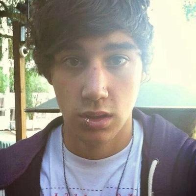Go follow @iconicallyluke because she gave you a free follow :-)