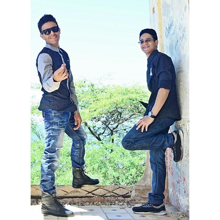 Dúo musical conformado por @cleyenrique y @OmarMusicV, persiguiendo un mismo sueño. ¡Nativos!          Contrataciones: Mario Estupiñan +58 416-3516711