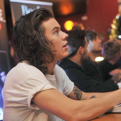 diana_biio's profile picture. Follow @sparksflylarry and retweet the link below please :) Your sunshine loves you :)