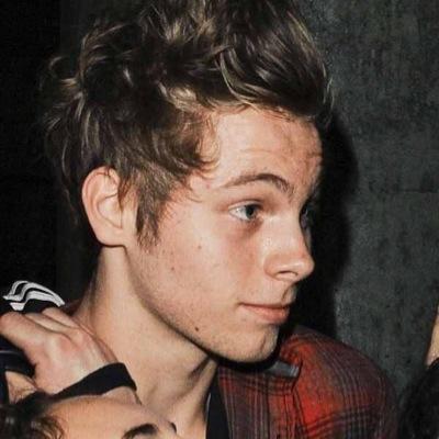 follow @irwinsacne please & i will love you forever! and if you want her to follow back, dont be afraid to ask!