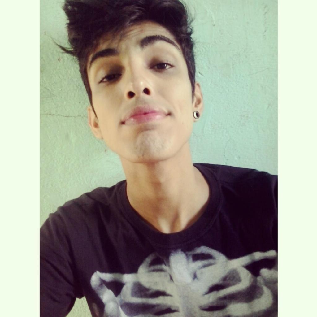 De olho no futuro, cuidado com o presente e foda - se o passado ^-^ K-Poper e Animes e Séries, louco por Reggae, Avril Lavigne, Kerli e muito Rock N' Roll \_/