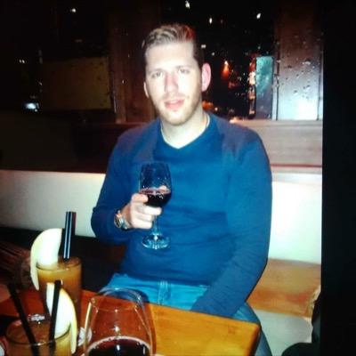 196cm, dunkel blond, grüne Augen, 
chllig, bei dir läuft