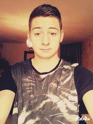 Footballeur. #Numéro1.   Supporter de L'OM #TeamOM #OlympiqueDeMarseille ⚪Ⓜ.         Snap : flo13090 ~  Insta : floriangomez13 ~