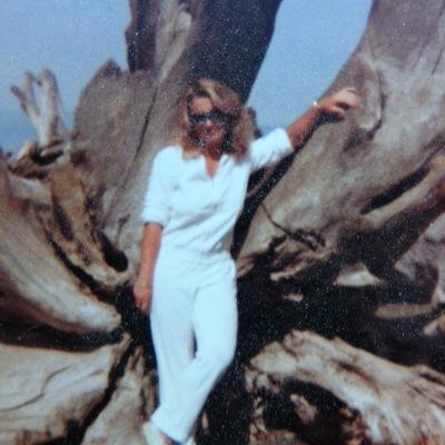 TV/PR maven. Adores shorthair exotics, Gruner Veltliner, Chanel, Seahawks, being at the beach in Montauk, Aston Martins and HINT watermelon water.