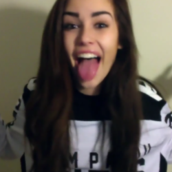 MaggieLindemanf's profile picture. ur bf texted me last night